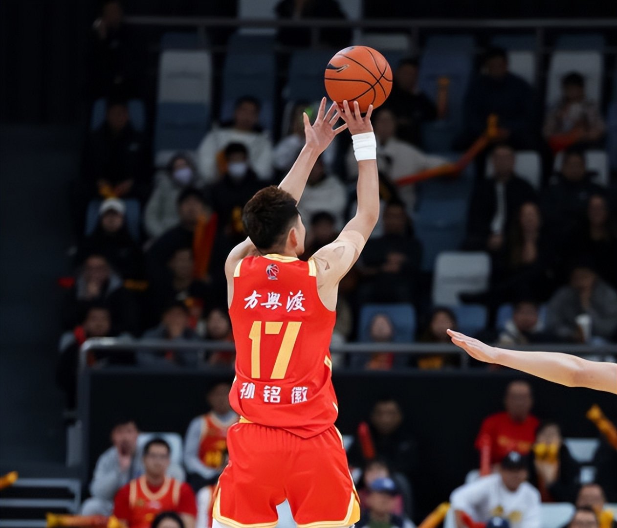 开云体育-NBA季后赛倒计时，广东宏远窗口期伤情更新，细节引发关注，球迷炸锅，训练强度明显提升(NBA季后赛赛程)